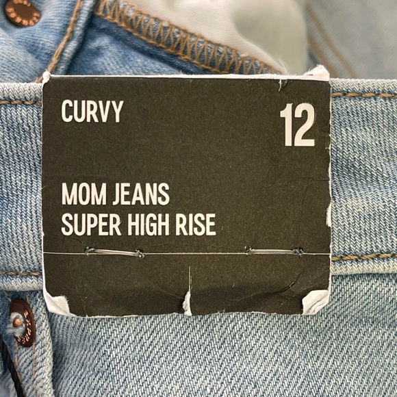 NWT Mom Jeans Curvy Supper Hi Rise Distressed Raw Hem Light washed  Size12 - Picture 12 of 16